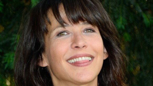 Sophie Marceau souffle ses 50 bougies, Cyril Lignac ne la quitte pas des yeux...