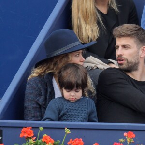 Gerard Piqué, sa compagne Shakira et leur fils Milan assistent à un match de tennis lors du "Trophée Conde Godo" à Barcelone, le 26 avril 2015.