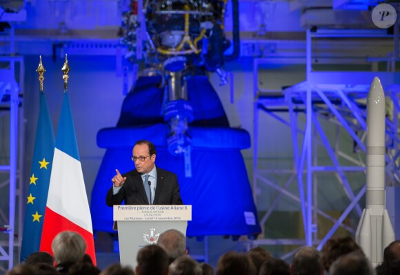 Le président de la République François Hollande lors de la cérémonie de pose de la première pierre de l'usine pour Ariane 6 sur le site Airbus Safran Launchers aux Mureaux, le 14 novembre 2016. © Irina Kalashnikova/Pool/Bestimage