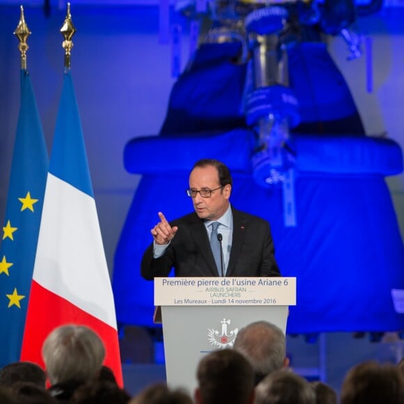 Le président de la République François Hollande lors de la cérémonie de pose de la première pierre de l'usine pour Ariane 6 sur le site Airbus Safran Launchers aux Mureaux, le 14 novembre 2016. © Irina Kalashnikova/Pool/Bestimage