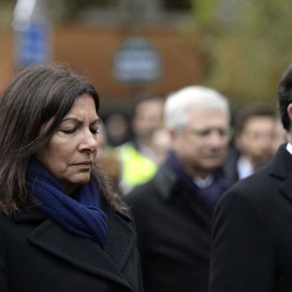 François Hollande, président de la République et Anne Hidalgo, maire de Paris lors de l'hommage aux victimes des attentats du 13 novembre 2015 devant le café La Bonne Bière à Paris, France, le 13 novembre 2016. © Eliot Blondet/Pool/Bestimage