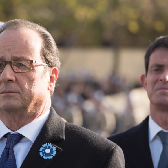 Le président de la République François Hollande et le premier ministre Manuel Valls lors de la cérémonie de commémoration du 98e anniversaire de l'armistice de la première guerre mondiale à l'Arc de Triomphe à Paris le 11 novembre 2016. Le président dépose une gerbe sur la tombe du soldat inconnue.© Jacques Witt/Pool/ Bestimage F