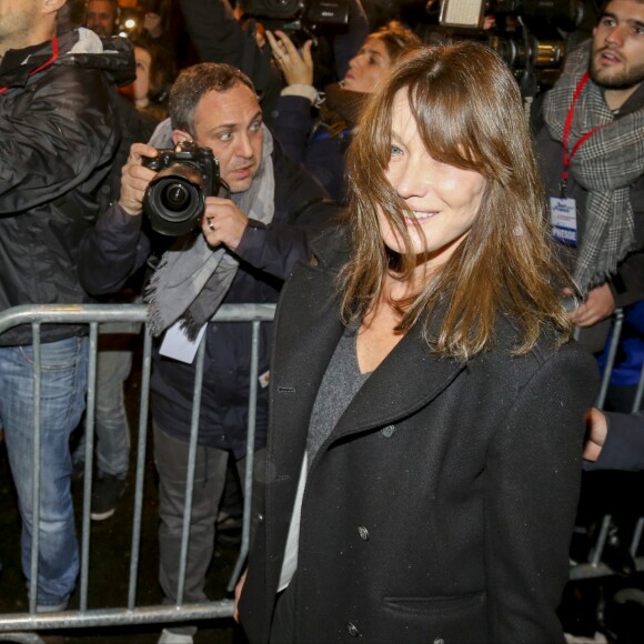 Carla Bruni-Sarkozy - Nicolas Sarkozy, arrivé en troisième position au premier tour de la primaire de la droite et du centre, quitte son QG de campagne après avoir prononcé un discours, avec sa femme Carla Bruni-Sarkozy à Paris, France, le 20 novembre 2016. © Agence/Bestimage