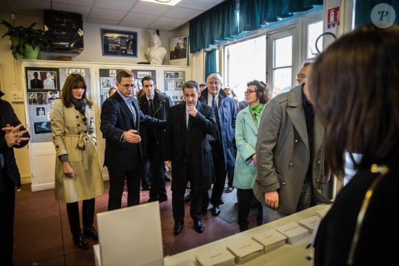 Carla Bruni-Sarkozy et Nicolas Sarkozy votent pour les primaires de la droite et du centre dans une école du 16ème arrondissement de Paris le 20 novembre 2016. © Hamilton / Pool / Bestimage