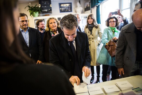 Carla Bruni-Sarkozy et Nicolas Sarkozy votent pour les primaires de la droite et du centre dans une école du 16ème arrondissement de Paris le 20 novembre 2016. © Hamilton / Pool / Bestimage
