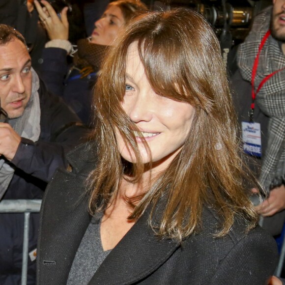 Carla Bruni-Sarkozy - Nicolas Sarkozy, arrivé en troisième position au premier tour de la primaire de la droite et du centre, quitte son QG de campagne après avoir prononcé un discours, avec sa femme Carla Bruni-Sarkozy à Paris, France, le 20 novembre 2016. © Agence/Bestimage