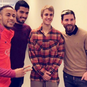 Justin Bieber et sa rencontre avec les joueurs du FC Barcelone, le 21 novembre 2016.