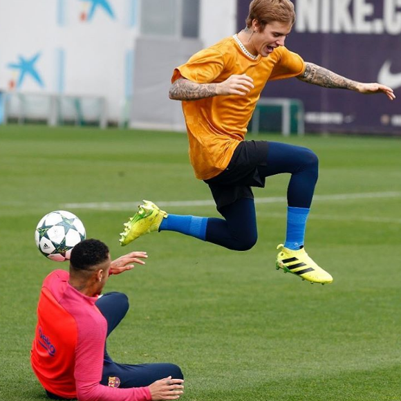 Justin Bieber et sa rencontre avec les joueurs du FC Barcelone, le 21 novembre 2016.