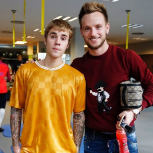 Justin Bieber et sa rencontre avec les joueurs du FC Barcelone, le 21 novembre 2016.