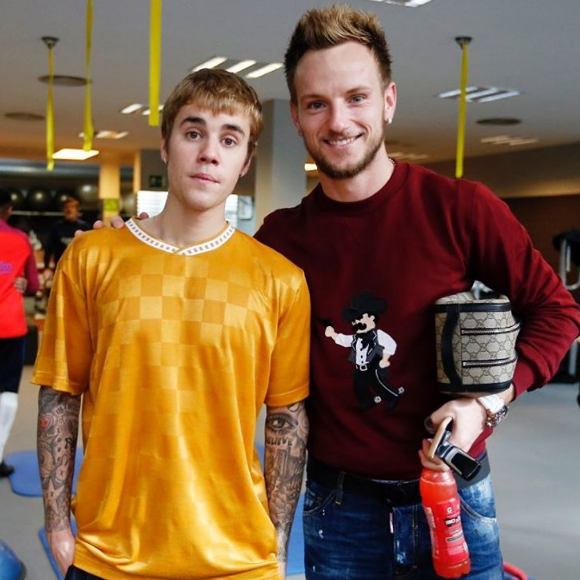 Justin Bieber et sa rencontre avec les joueurs du FC Barcelone, le 21 novembre 2016.
