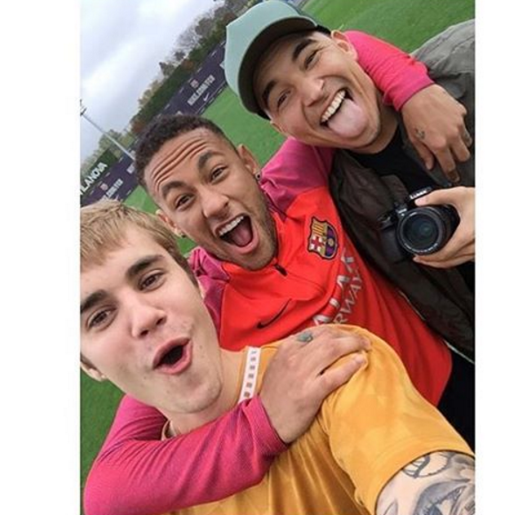 Justin Bieber et sa rencontre avec les joueurs du FC Barcelone, le 21 novembre 2016.