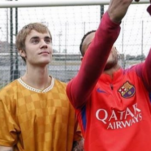 Justin Bieber et sa rencontre avec les joueurs du FC Barcelone, le 21 novembre 2016.