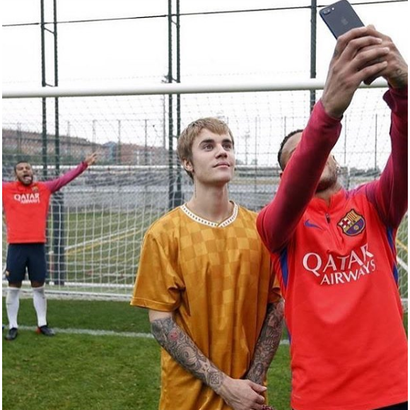 Justin Bieber et sa rencontre avec les joueurs du FC Barcelone, le 21 novembre 2016.