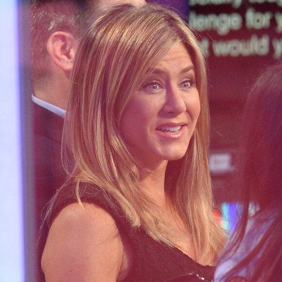 Jennifer Aniston sur le plateau de l'émission "The One Show" présentée par Alex Jones enceinte dans les studios de la BBC à Londres, Royaume Uni, le 21 novembre 2016.