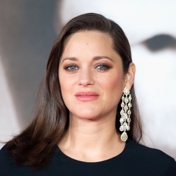Marion Cotillard enceinte à la première de 'Alliés' ('Allied') aux cinémas Odeon à Leicester Square à Londres, le 21 novembre 2016