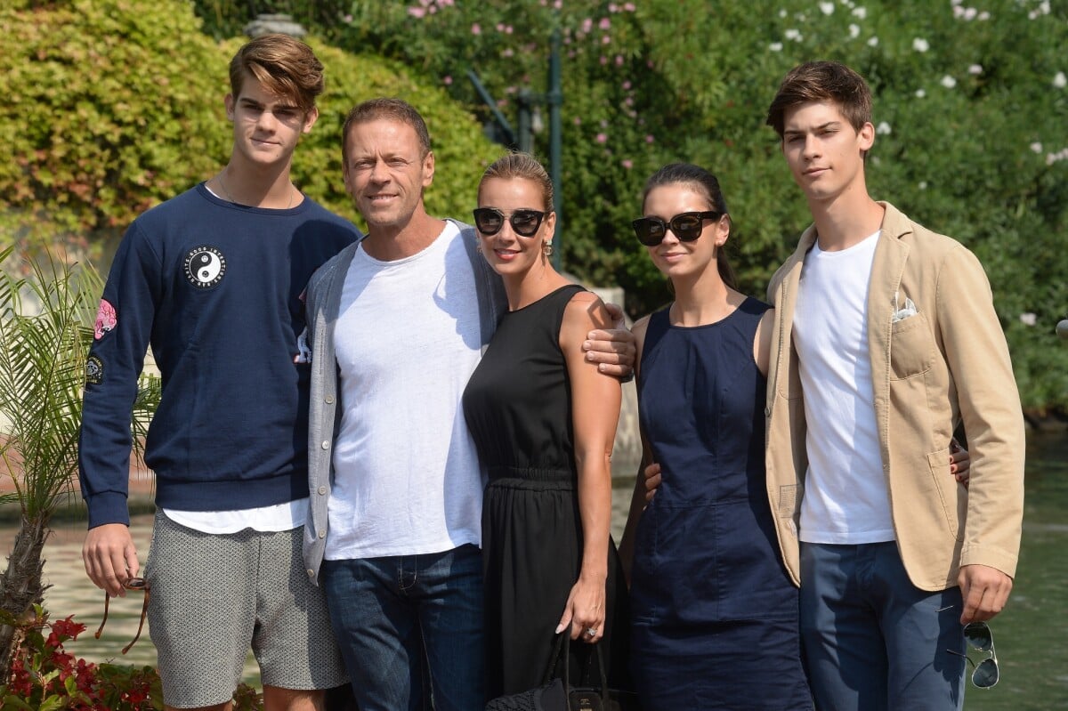 Photo : Rocco Siffredi avec sa femme Rosa Caracciolo, leurs fils Leonardo  et Lorenzo et Laura Medcalf au 73e Festival du Film de Venise, le 7  septembre 2016. - Purepeople