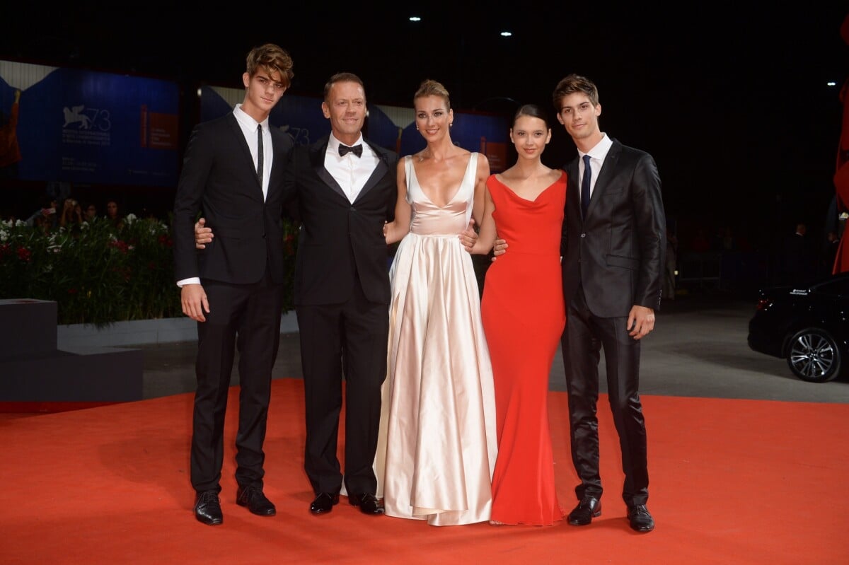 Photo : Rocco Siffredi entouré de sa femme Rosa Caracciolo, leurs fils  Leonardo et Lorenzo Tano, Laura Medcalf - Tapis rouge du film 