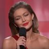 Gigi Hadid imitant Melania Trump aux American Music Awards le 20 novembre 2016 à Los Angeles