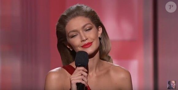Gigi Hadid imitant Melania Trump aux American Music Awards le 20 novembre 2016 à Los Angeles