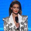 Gigi Hadid sur la scène des American Music Awards au Microsoft Theater à Los Angeles le 20 novembre 2016. Gigi Hadid a été fortement critiquée sur les réseaux sociaux après s'être moquée de Melania Trump en imitant sa moue et son accent slovène. Accusée de racisme, le top a réagi.