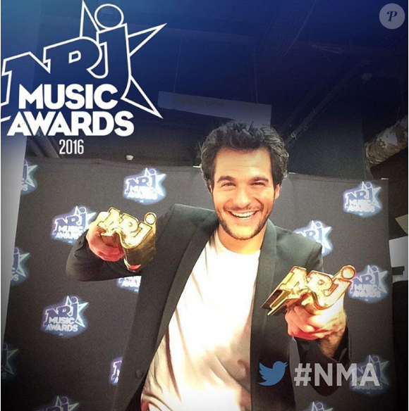 Amir récompensé lors de la cérémonie des NRJ Music Awards, à Cannes, le 12 novembre 2016.