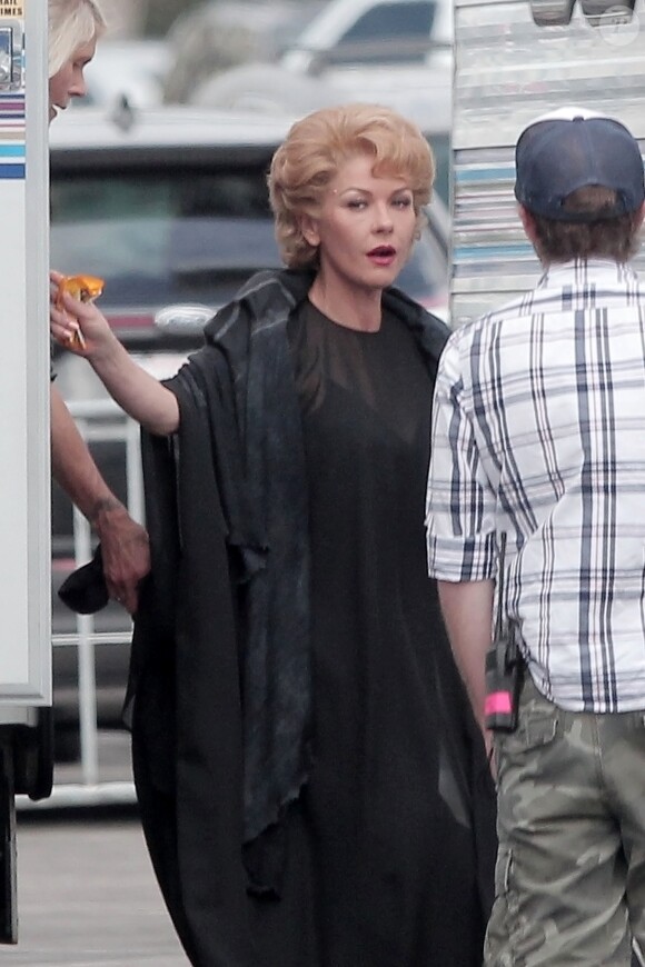 Exclusif - Catherine Zeta-Jones sur le plateau de tournage de la série "Feud" à Los Angeles le 29 octobre 2016. © CPA / Bestimage