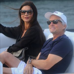 Catherine Zeta-Jones et son mari Michael Douglas sortent du restaurant Bagatelle, avant de remonter à bord d'un zodiaque, à Saint-Tropez, le 23 juillet 2016.