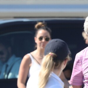 Michael Douglas et sa femme Catherine Zeta-Jones de retour à leur yacht dans le port de Saint-Laurent-du-Var après avoir visité le village de Saint-Paul de Vence le 23 juin 2016