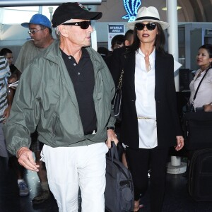 Michael Douglas et sa femme Catherine Zeta-Jones arrivent à l'aéroport de Los Angeles avec leurs enfants Dylan et Carys, le 16 août 2015.