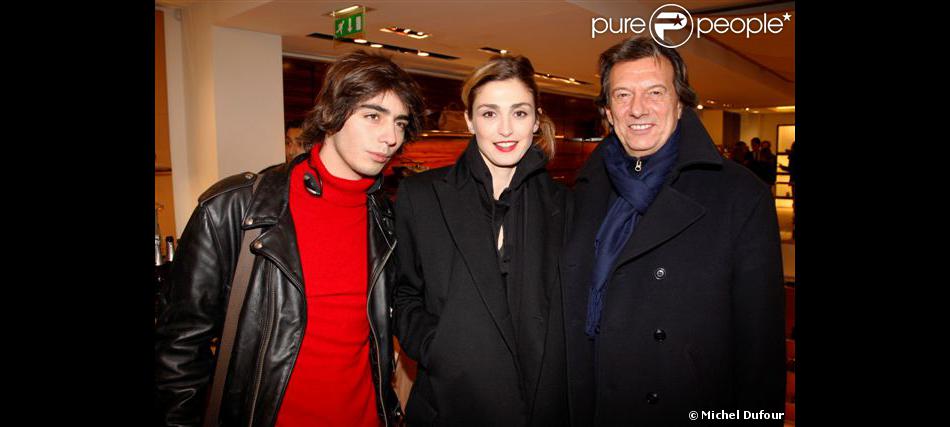 Julie Gayet Entouree Par Vladimir Le Fils D Anne Consigny Et Jean Paul Rougier Purepeople