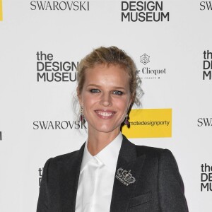 Eva Herzigova assiste à l'inauguration du Design Museum à Londres, le 22 novembre 2016.