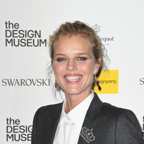 Eva Herzigova assiste à l'inauguration du Design Museum à Londres, le 22 novembre 2016.