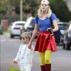 Ava Phillippe et son petit frère Tennessee Toth (les enfants de Reese Witherspoon et Ryan Phillippe) sont déguisés pour Halloween dans les rues de Hollywood, le 31 octobre 2016