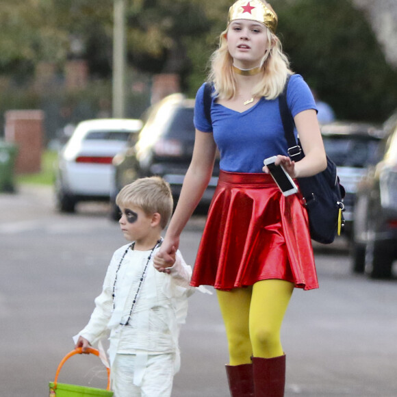 Ava Phillippe et son petit frère Tennessee Toth (les enfants de Reese Witherspoon et Ryan Phillippe) sont déguisés pour Halloween dans les rues de Hollywood, le 31 octobre 2016