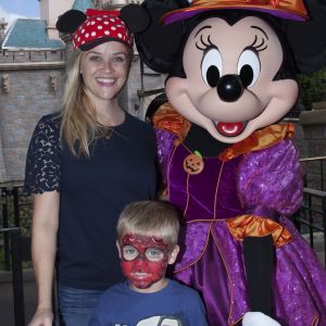 Reese Witherspoon profite de Disneyland à Anaheim en Californie le 17 octobre 2016.