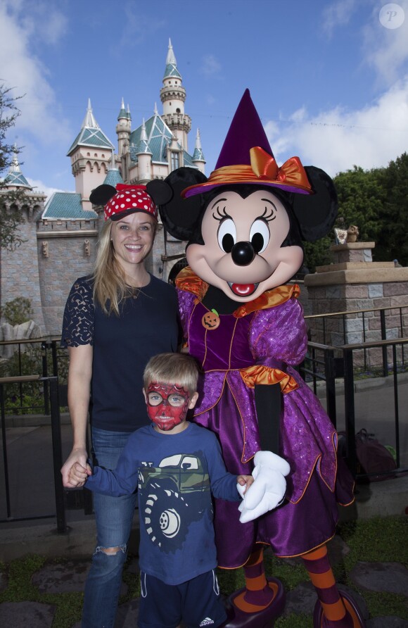 Reese Witherspoon profite de Disneyland à Anaheim en Californie le 17 octobre 2016.