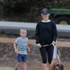 Exclusif - Reese Witherspoon se promène au parc avec son fils Tennessee Toth et ses deux chiens à Brentwood le 19 juin 2016.
