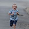 Exclusif - Reese Witherspoon se promène au parc avec son fils Tennessee Toth et ses deux chiens à Brentwood le 19 juin 2016.