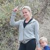 L'actrice Reese Witherspoon se promène avec ses fils Deacon Phillippe et Tennessee Toth ainsi que ses deux chiens à Pacific Palisades le 28 mai 2016.