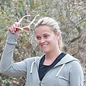 L'actrice Reese Witherspoon se promène avec ses fils Deacon Phillippe et Tennessee Toth ainsi que ses deux chiens à Pacific Palisades le 28 mai 2016.