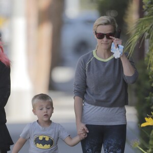 Reese Witherspoon et ses enfants Ava et Tennessee à Santa Monica le 3 mai 2016. Ava s'affiche avec un look grunge, collant déchirés et cheveux roses tandis que Tennessee porte un t-shirt à l'effigie de Batman.