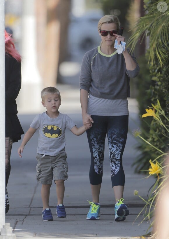 Reese Witherspoon et ses enfants Ava et Tennessee à Santa Monica le 3 mai 2016. Ava s'affiche avec un look grunge, collant déchirés et cheveux roses tandis que Tennessee porte un t-shirt à l'effigie de Batman.
