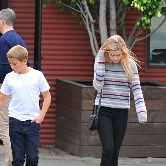 Exclusif - Reese Witherspoon, ses enfants Deacon et Ava, son mari Jim Toth et leur fils Tennessee se rendent à l'église à Santa Monica, le 15 novembre 2015.