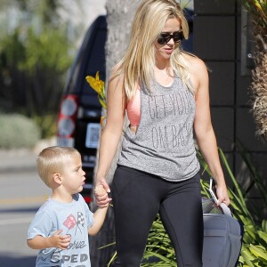 Exclusif - Reese Witherspoon et son fils Tennessee vont faire du shopping à Santa Monica, le 27 août 2015.