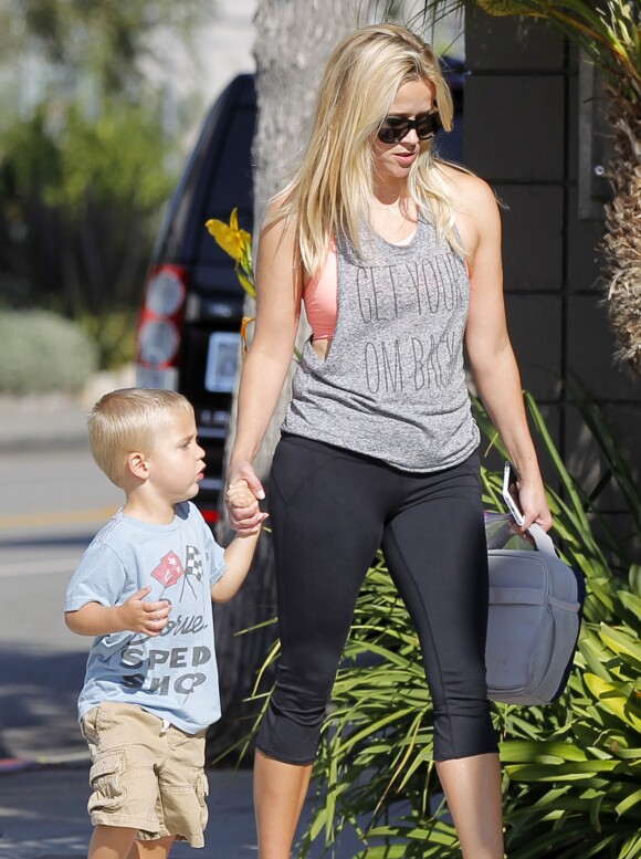 Exclusif - Reese Witherspoon et son fils Tennessee vont faire du shopping à Santa Monica, le 27 août 2015.