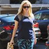 Reese Witherspoon va déjeuner au restaurant, elle a un sac brodé avec ses initiales, à Los Angeles le 21 octobre 2016