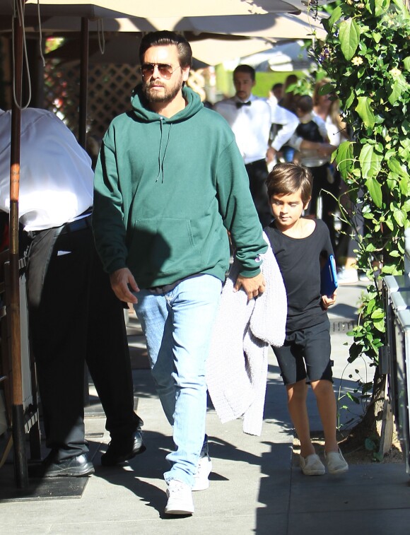 Scott Disick est allé déjeuner avec son fils Mason au restaurant Il Pastaio à Beverly Hills, le 22 novembre 2016