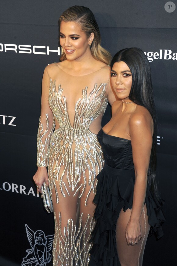 Khloe Kardashian et sa soeur Kourtney Kardashian lors du Gala 2016 "Angel Ball hosted by Gabrielle's Angel Foundation for Cancer Research", qui honore, entre autres, Robert Kardashian, à New York, le 21 novembre 2016.