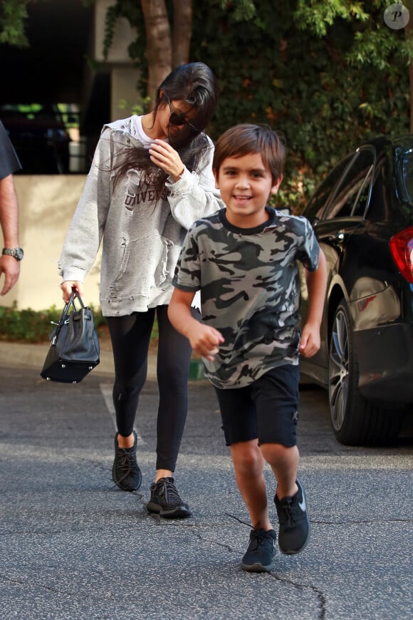 Kourtney Kardashian à la sortie d'un immeuble avec son fils Mason Disick et accompagnée de son garde du corps à Los Angeles, le 1er novembre 2016