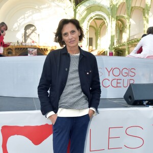 Inès de La Fressange, marraine de l'opération - 2000 personnes se sont rassemblées pour un cours de yoga géant au Grand Palais à Paris le 9 octobre 2016. Cette opération, "Les yogis du coeur" s'est déroulée au profit de l'association Mécénat Chirurgie Cardiaque. © Giancarlo Gorassini / Bestimage